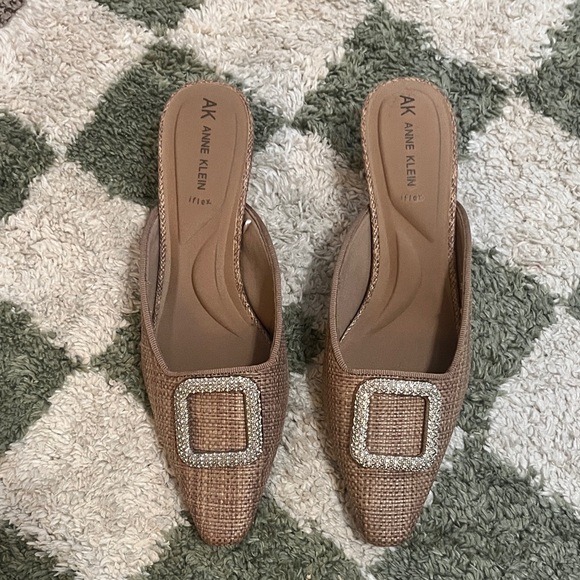 Anne Klein Shoes - NWOT Anne Klein kitten heel